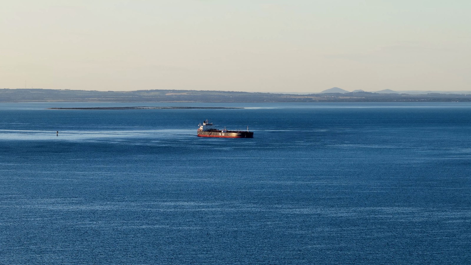 Pétrolier en mer, vu du ciel